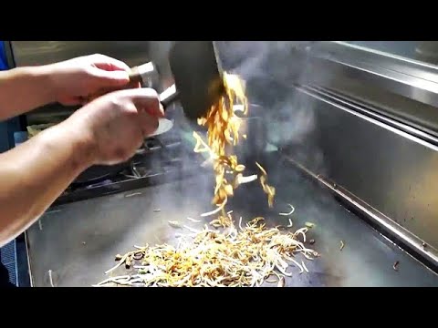 伝統の焼きそばの作り方 - 日本の屋台の食べ物 - YAKISOBA Japanese Street Food
