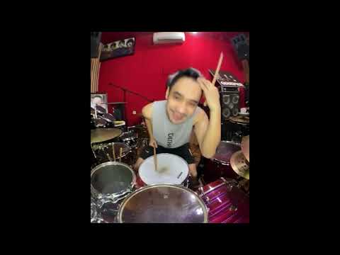 Ikmal Tobing main Pop punk lagu nya Summerlane