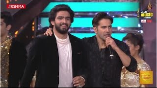 Amaal Mallik and Varun Dhawan perform to Ashiq Surrender Hua at the 9th Mirchi Music Awards | #RSMMA