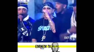 Eminem aparece en el escenario a lado de Busta Rhymes