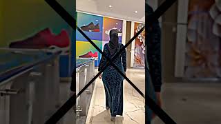 Download lagu Gadis berhijab berjalan di pusat perbelanjaan. mp3 Download lagu Gadis berhijab berjalan di pusat perbelanjaan. mp3