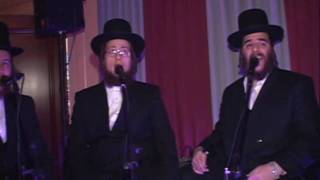 מקהלת מזמרים שרה את עוד ישבו של MBD