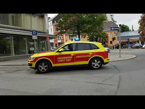 [Rettung über Drehleiter] KdoW + DLK Feuerwehr Hof auf Alarmfahrt