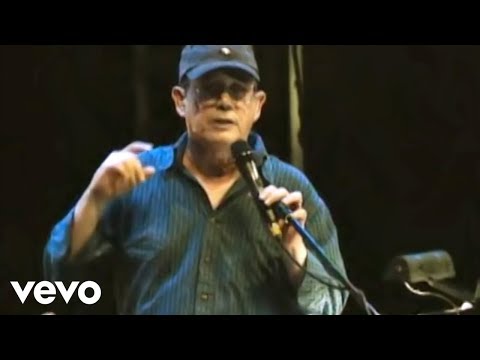 Silvio Rodríguez tocando la guitarra y cantando - 