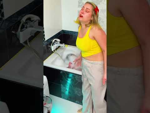 🫧HIDING IN MY SISTER'S BATHTUB ! 🤣🛁 #funny #prank #bath #prank #short