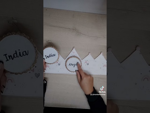 Vídeo relacionado con LoLaTide Corona de Cumpleaños Personalizada con Nombre, Coronas de Cumpleaños para Niños Niñas con Botones Numéricos del 0 al 9, Decoraciones de Fiesta Reutilizables