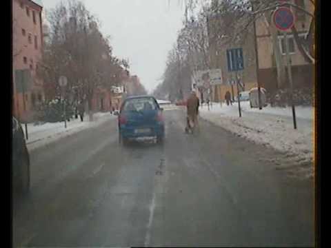 Babakocsi a forgalomban (itt könnyebb tolni mondta, és ha elütik?)