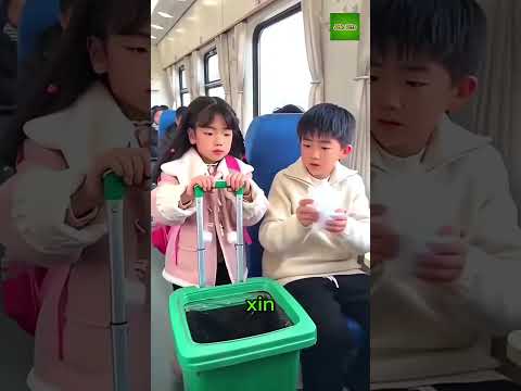 Cô bé mang thùng rác vali lên tàu 😂