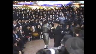 ארכיון: האדמו"ר מסערט ויז'ניץ זצ"ל בריקוד עם אחיו ראש הישיבה זצ"ל