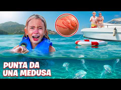 GIORGIA VIENE PUNTA DA UNA MEDUSA MENTRE È IN BARCA CON PAPÀ SALVO! ANDIAMO IN OSPEDALE!