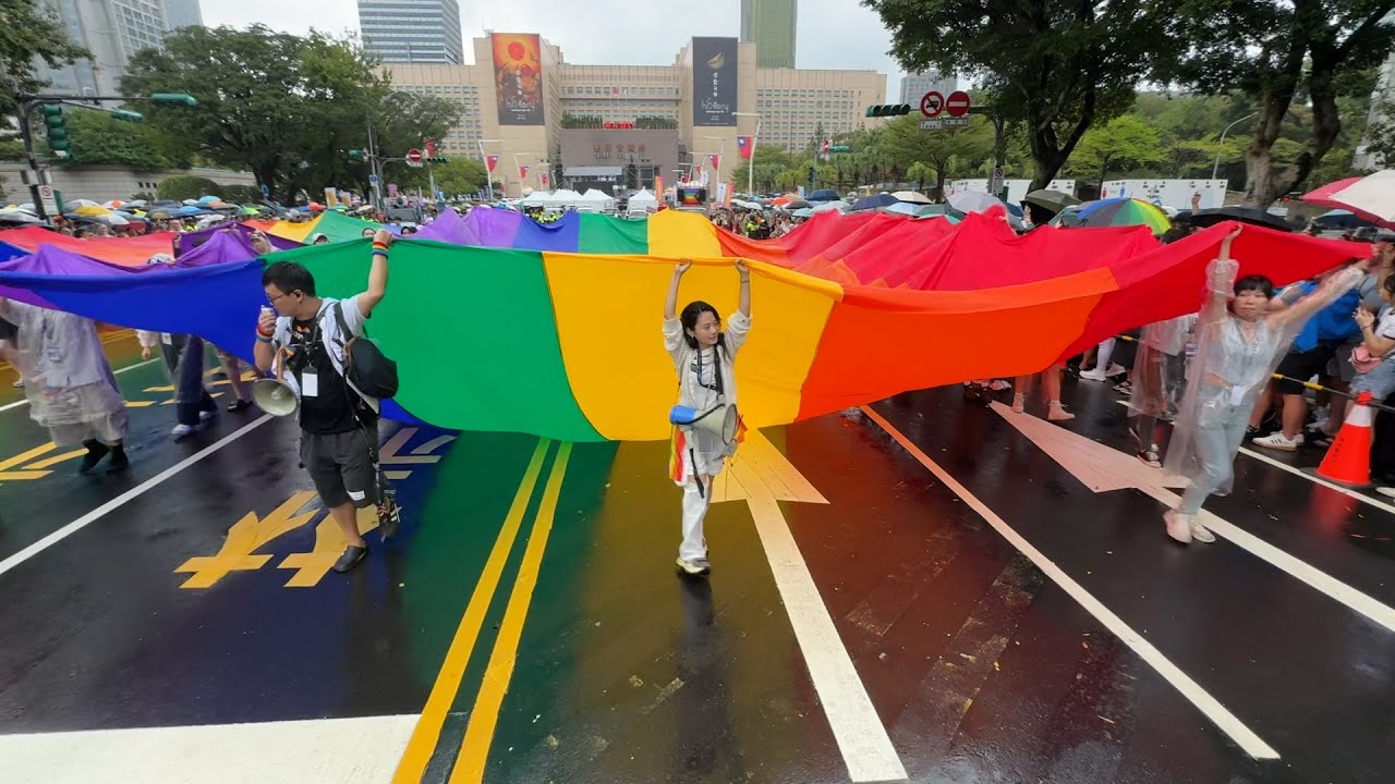 150,000 join Taiwan Pride in Taipei despite rain