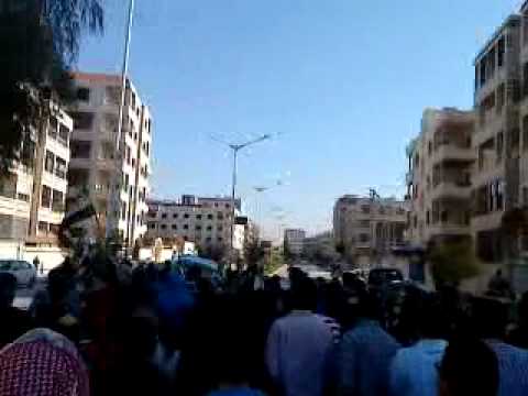 مظاهرة في شارع الثلاثين في حي القصور في مدينة حماة في جمعة "المنطقة العازلة مطلبنا"