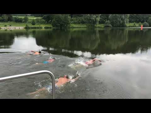 Trotz Zerkarien: Bürgermeister Bernhard Uhl springt in den Rothsee