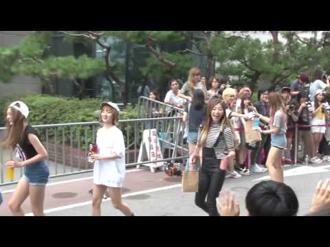 INFINITE、Hello Venus開心招手回應粉絲