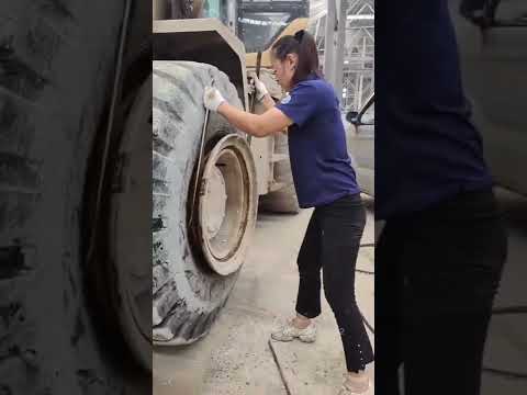 Tyrewoman Tireman Tyre Replace Perempuan mengganti ban Loader Model Ban Dalam sendirian 08170744222