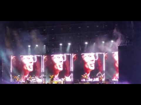 Cable a tierra mashup Boys don't cry Fito en Velez, domingo 2 de abril