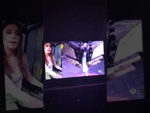 Pilar Rubio en hormiguero con una excavadora JCB