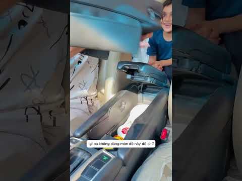 Con Gái Uống Nước Ngọt Trên Xe Của Bố