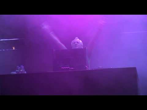 Studio Brussel: DJ Dirk Stoops feat. The Subs, Bomfunk MC's & Axel F op Suikerrock 2010