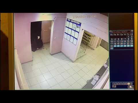 В Якутске в подъезде ограбили 20-летнюю девушку