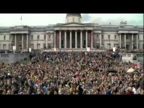 Beatles - Hey Jude  in   Trafalgar Square  Londres