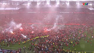 🔥Độc lạ Bundesliga: Cổ động viên Bayer Leverkusen tràn xuống sân ăn mừng khi trọng tài CHƯA THỔI CÒI