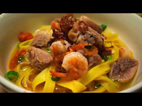 Mi Quang (Chicken and Shrimp Noodle Soup)