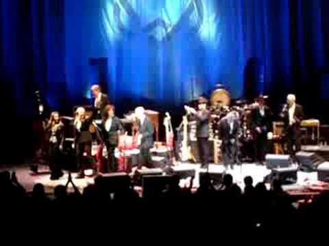 Léonard Cohen - Lyon 09-07-2008 - final salute