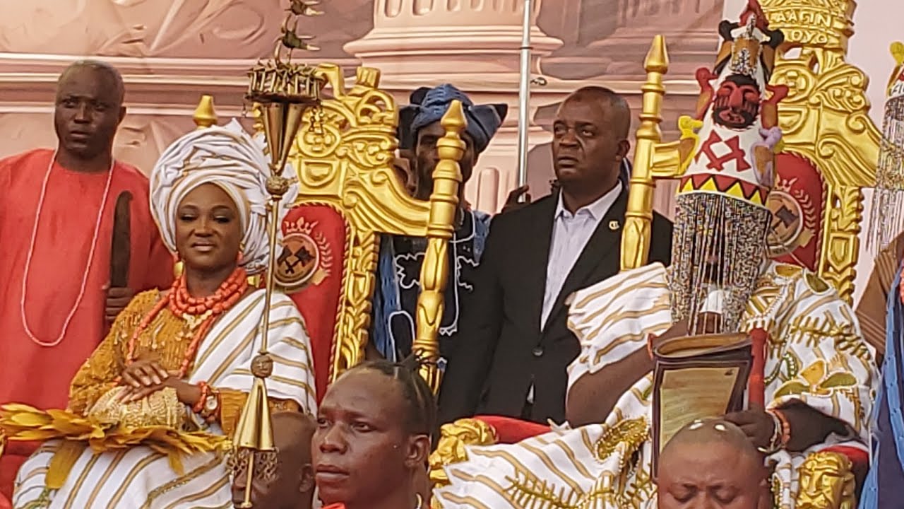 MOMENT NEW ALAAFIN OF OYO OBA ABIMBOLA AKEEM OWOADE MAKE MONEY RAIN FOR SAHEED OSUPA ON STAGE