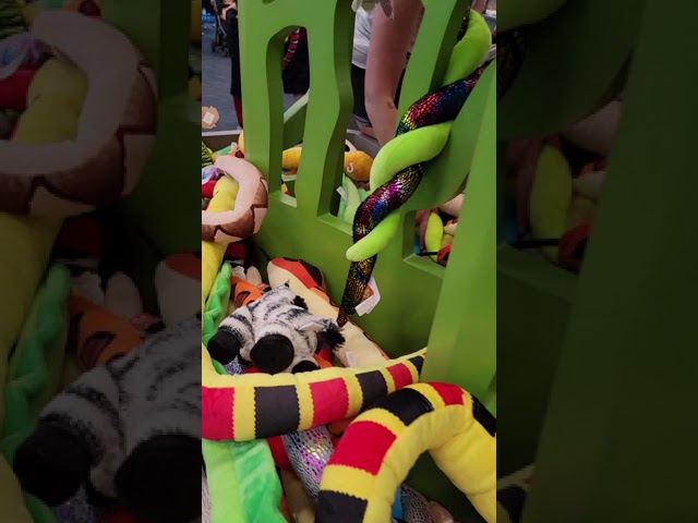 Vídeo relacionado con Zappi Co Peluche de Serpiente de Peluche para niños, Parte de la colección Safari Animales, niños (180 cm de Longitud) (Serpiente de maíz Amarilla)