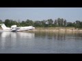 Самолет БЕ-200 набирает воду для тушения пожара в г. Дзержинке 