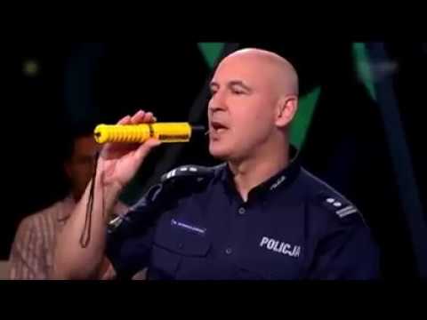 Pijany policjant testuje na antenie alkomat :D