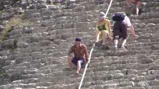 preview picture of video 'Climbing down the Ixmoja (La Iglesia) pyramid in Coba'