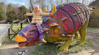 Download lagu Diana and Polina walk in the Dinosaur park & Museum mp3