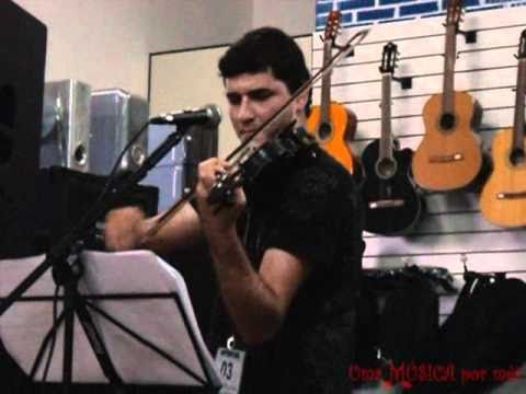 Filipe Dias da Costa executando a música Carruagem de Fogo no Violino