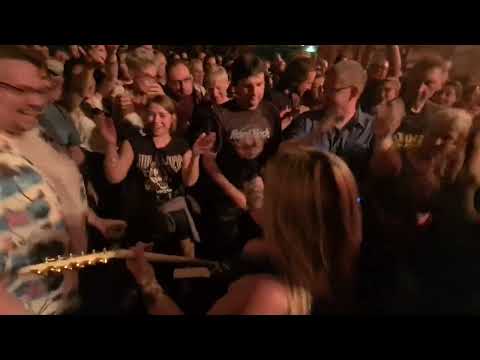 Thundermother - Conrad Sohm Dornbirn - 03.06.2023 - Guitar Solo in the Audience - LIVE !!!