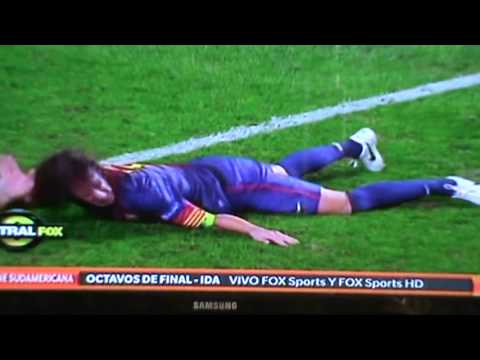 PUYOL SE FRACTURA EL BRAZO IZQUIERDO