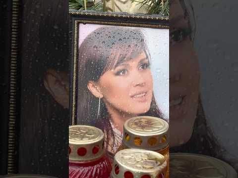 С букетом Белых роз на могиле Анастасии Заворотнюк / Троекуровское кладбище 21 ноября 2024