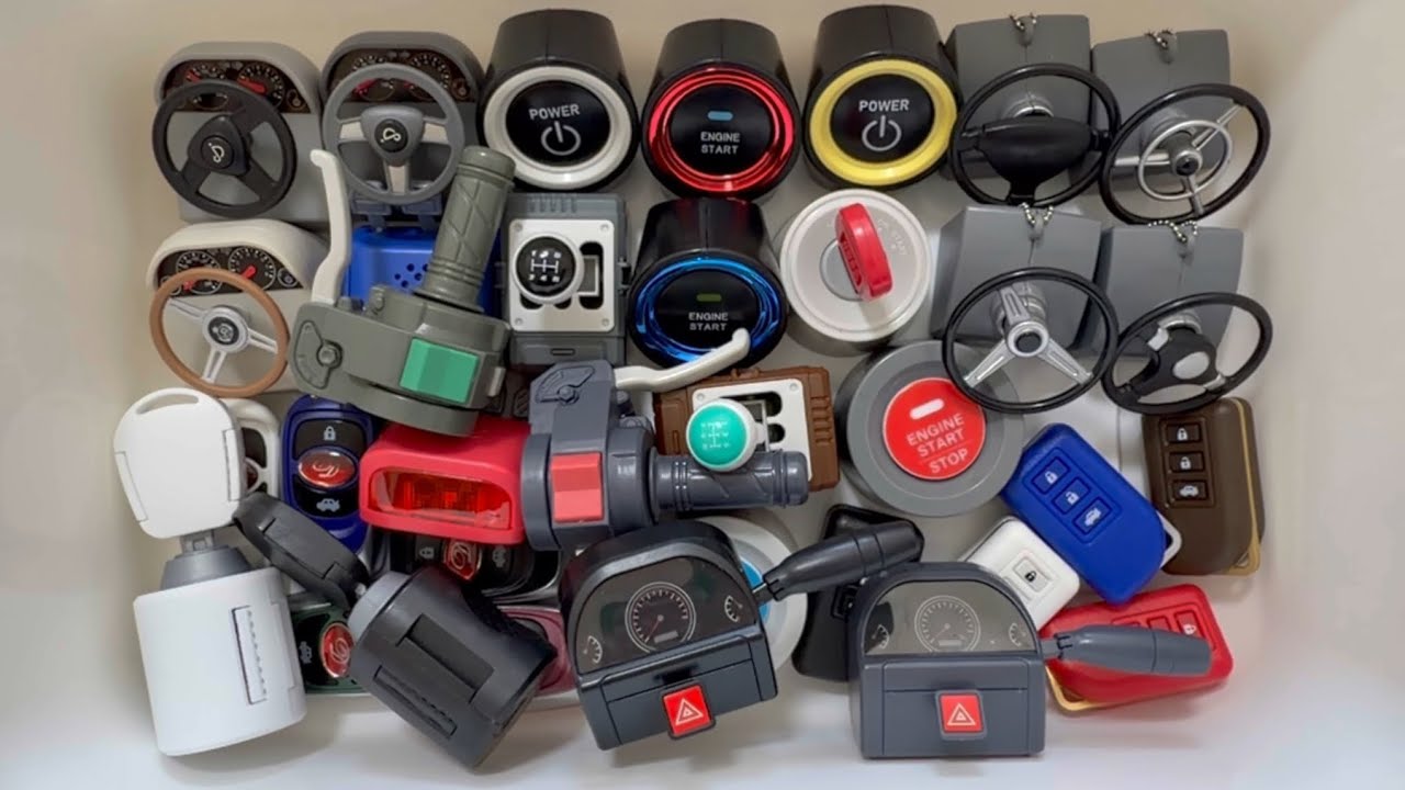 車のクラクション、エンジンキーなどが鳴るガチャガチャのおもちゃA gachapon toy that makes noises such as car horns and engine keys
