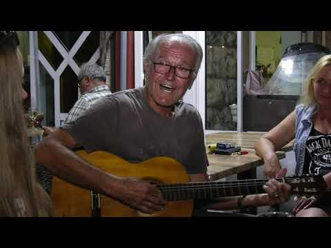 Pouliční zpěvák v Trpanji (Chorvatsko) 10.9.2020