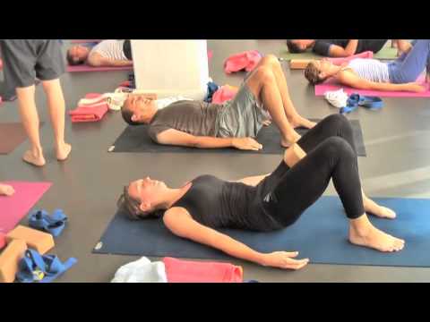 Patrick Broome erklärt Navasana & Setu Bhanda Sarvangasana , Boot & Schulterbrücke