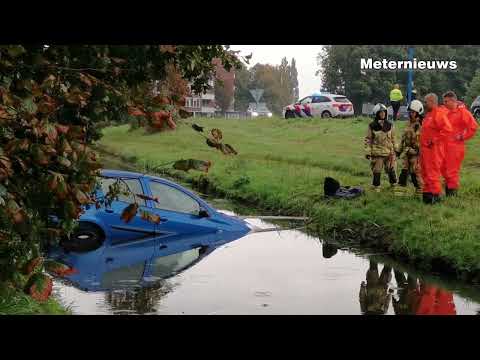 Auto rijdt op afrit A28 water Hoogeveen in