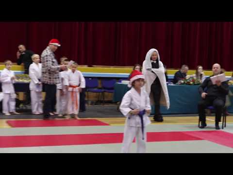 Kihon Kata Sono Ichi Grześ Stachera lat 7 XI Świętokrzyski Mikołajkowy Turniej Karate Kyokushin.