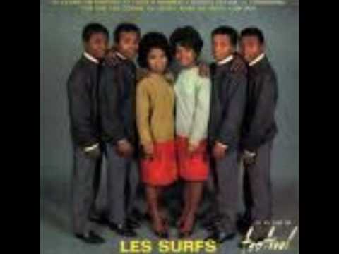 LES SURFS IN UN FIORE (1966)