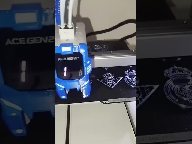 Vídeo relacionado con Real Madrid Llavero metálico premium con diseño de dragón y emblema, ideal para aficionados y coleccionistas.