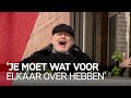 Meneer Overveld zingt Ave Maria vanaf zijn balkon