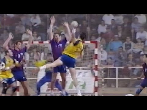 Iñaki Ordoñez Mañas, finta de brazo y gol. LC 1995/96. FCBarcelona-CDBidasoa. Final-Ida. Barcelona.