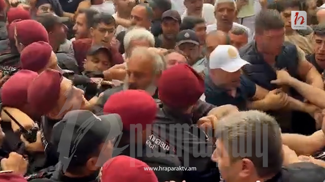 Սրբազանը «բոյ» է տալիս բերետների հետ