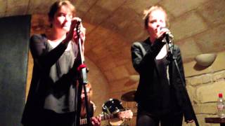 Eugénie et Emelyne -  Il y a ( Jean Jacques Goldman )