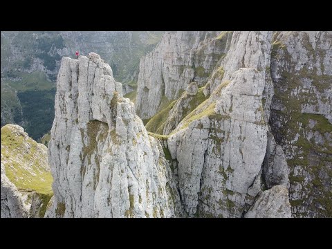 Adolescenți pe Acele Morarului (Partea a III-a) - Degetul Roșu și Acul Crucii
